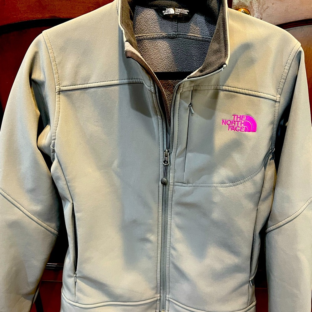 North face medium weight women’s jacket size medium. Like new.